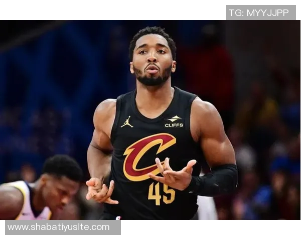 米切尔半场表现平平仅得13分3助攻失误和犯规影响发挥